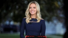 Ποια είναι η γοητευτική εκπρόσωπος Τύπου του Τραμπ που νόσησε με κορωνοϊό 