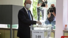 «Εκλογές» στα κατεχόμενα: Ερσίν Τατάρ και Μουσταφά Ακιντζί πέρασαν στο δεύτερο γύρο