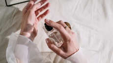 Πρόστιμο €50.000 σε e-shop για τη διάθεση «μαϊμού» αρωμάτων