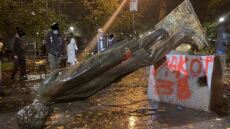 ΗΠΑ: Διαδηλωτές γκρέμισαν αγάλματα του Λίνκολν και του Ρούσβελτ στο Πόρτλαντ