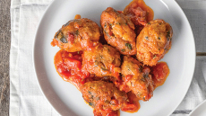 Φτιάχνουμε τα σουτζουκάκια αλλιώς: Με μπακαλιάρο και είναι super νόστιμα!