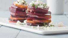 Μιλφέιγ παντζαριού – γλυκοπατάτας με κατσικίσιο τυρί