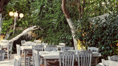 10 ιστορικά ταβερνάκια με αυλές