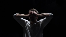 «Γράμμα στον πατέρα»: Η συγκλονιστική εξομολόγηση του Κάφκα στο θεατρικό σανίδι