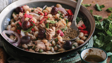 Σαλάτα με φασόλια, τόνο και ελιές