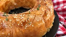 Τυρόπιτα με απάκι σε φόρμα κέικ