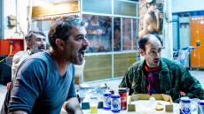 «Άνθρωποι και Ποντίκια»: Η παράσταση - φαινόμενο του Βασίλη Μπισμπίκη επιστρέφει για τρίτη χρονιά