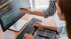 Κορωνοϊός: Μονιμοποιούνται τα «έκτακτα» μέτρα όσο και όπου αυξάνονται τα κρούσματα