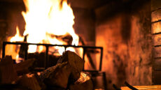 Κορωνοϊός - Καθηγητής Σαρηγιάννης: Γιατί φέτος δεν πρέπει να κάψουμε ξύλα στο τζάκι 