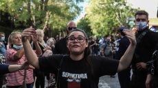 Βίντεο: Χυδαίες ύβρεις από τους Χρυσαυγίτες μέσα από την κλούβα