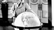 «Ο Μεγάλος Δικτάτωρ»: Ο Τσάρλι Τσάπλιν «γιορτάζει» στη Θεσσαλονίκη