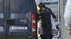 Χρυσή Αυγή: Τυλιγμένη με σεντόνι μεταφέρθηκε από τη ΓΑΔΑ η Βενετία Πόπορη