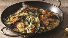 Μύδια σαγανάκι με φέτα και μουστάρδα