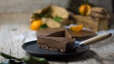 Σοκολατόπιτα με άρωμα μανταρινιού και βάση από μπάρες