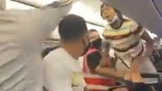 Άγριος καβγάς για γυναίκα αρνητή της μάσκας σε αεροπλάνο - Δείτε βίντεο