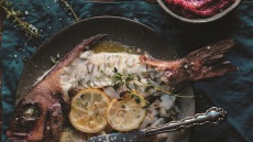 Αχνιστό ψάρι με παντζαροσκορδαλιά