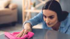 Γυάλισε τα ξύλινα έπιπλα με υλικά από την κουζίνα σου