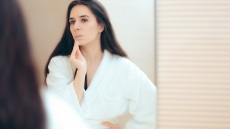 4 τροφές που πρέπει να αποφεύγεις αν έχεις λιπαρή επιδερμίδα