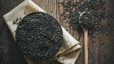 Το πασίγνωστο και φθηνό όσπριο που θωρακίζει τα οστά και ρίχνει τη χοληστερόλη