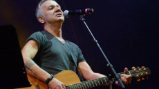 Χρήστος Θηβαίος: «Με χτύπησε η μητέρα μου όταν κορόιδεψα τον Ζαζά, τον πρώτο άνδρα που ντύθηκε γυναίκα»