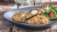 Μπιφτέκια κοτόπουλου γεμιστά με ξινομυζήθρα