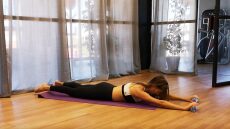 Καραντίνα: Τρεις εύκολες ασκήσεις για δυνατά χέρια και γλουτούς