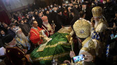 Νέες απίστευτες εικόνες από Σερβία: Χαμός στο λαϊκό προσκύνημα του Πατριάρχη Ειρηναίου 