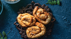 Στριφτή τηγανητή τυρόπιτα με λούζα και ηλιόσπορο