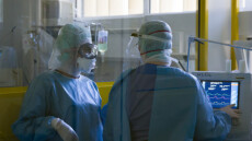 Συγκλονίζει πνευμονολόγος του Σωτηρία: Ηλικιωμένοι μας ζητούν να πάρουμε τα δικά τους πρόσωπα να τα αποχαιρετήσουν