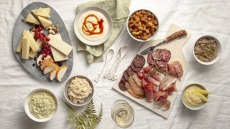 Κάλεσμα για κρασί: Πώς να στήσεις μια οινομάζωξη (για λίγους)