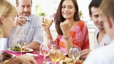 Καραντίνα: Η κοινωνική απομόνωση κάνει τους ανθρώπους να «πεινάνε» για παρέα όπως για το φαγητό