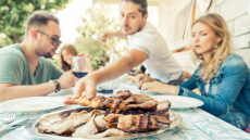 Πρωτεΐνες: Πότε καταναλώνουμε λιγότερες – Τέσσερις τρόποι να τρώτε όσες χρειάζεστε