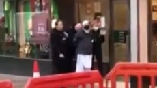 Δυο άτομα μαχαιρώθηκαν σε κατάστημα Marks & Spencer στο Μπέρνλι της Βρετανίας