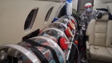 Κορωνοϊός: Γιατρός περιγράφει πώς μετέφεραν σε ειδική κάψουλα Έλληνα ασθενή από το Κιργιστάν