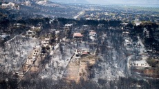 Απολογίες για Μάτι: Αποδοκιμασίες στον Ματθαιόπουλο από συγγενείς θυμάτων που βρίσκονταν στα δικαστήρια