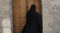 Συνελήφθη 52χρονη στα Χανιά - Είχε ντυθεί καλόγρια και πούλαγε κομποσκοίνια και εικόνες