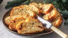 Αλμυρό κέικ με γραβιέρα και λιαστές ντομάτες