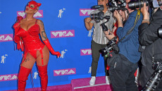 Η σεξοβόμβα Amber Rose τα πέταξε όλα για να διαφημίσει το νέο της... επαγγελματικό βήμα 