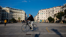 Κορωνοϊός: Αγωνία για την «επιμονή» της πανδημίας - Κλιμακωτά το άνοιγμα της αγοράς