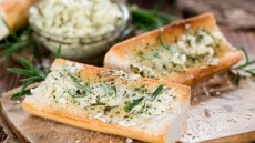 Αυτές τις γιορτές κάνουμε το βούτυρο κλαριφιέ ή νουαζέτ και το αρωματίζουμε ποικιλοτρόπως