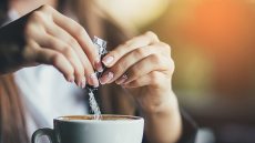 Στέβια, ασπαρτάμη ή φρουκτόζη: Μάθετε τα πάντα για τις γλυκαντικές ουσίες