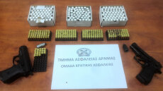 Δράμα: Όπλα και δεκάδες φωτοβολίδες σε σπίτι