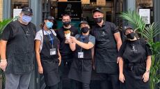 Ο Αθηναίος: Στη Βρετανία το καλύτερο εστιατόριο είναι ελληνικό - Βραβεύτηκε για το σουβλάκι του!