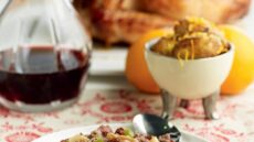 Γαλοπούλα γεμιστή με συκωτάκια, πράσινα μήλα, σταφίδες και μπέικον