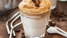 Πώς να φτιάξεις dalgona coffee, τον πιο viral καφέ της χρονιάς