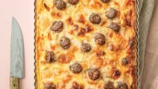 Τάρτα με ζύμη πολύσπορη με γλυκοπατάτα, γραβιέρα και χωριάτικο λουκάνικο