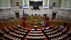 Κυβέρνηση και ΣΥΡΙΖΑ κατήγγειλαν στη Βουλή την «ψεκασμένη»-αντιεμβολιαστική ρητορική Βελόπουλου