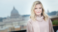 Μισέλ Φάιφερ: Η σπάνια φωτογραφία αγκαλιά με το νεογέννητο μωρό της