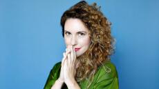 Η Κορίνα Λεγάκη στέλνει ένα μουσικό μήνυμα αγάπης για τα Χριστούγεννα