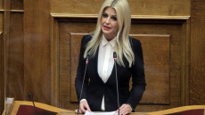 Άγνωστοι πέταξαν μπογιές στο γραφείο της Έλενας Ράπτη